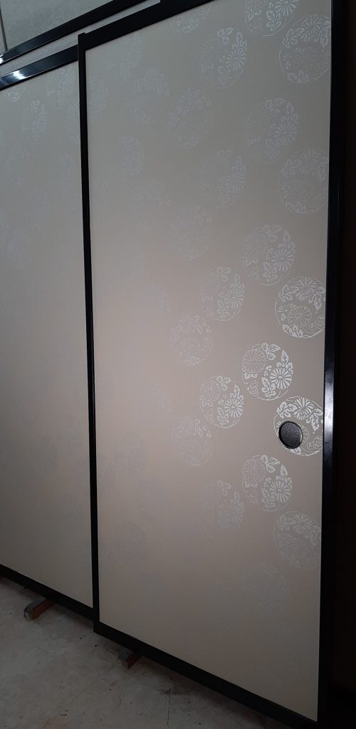 京からかみに張り替えたふすま。
