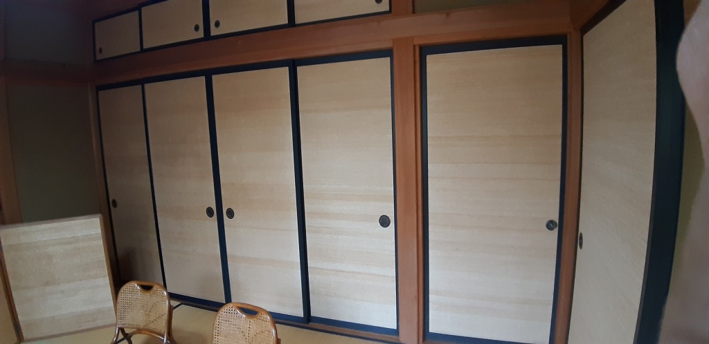 35年物のふすまです。葛布だから破れない。飴色に変わっていきます